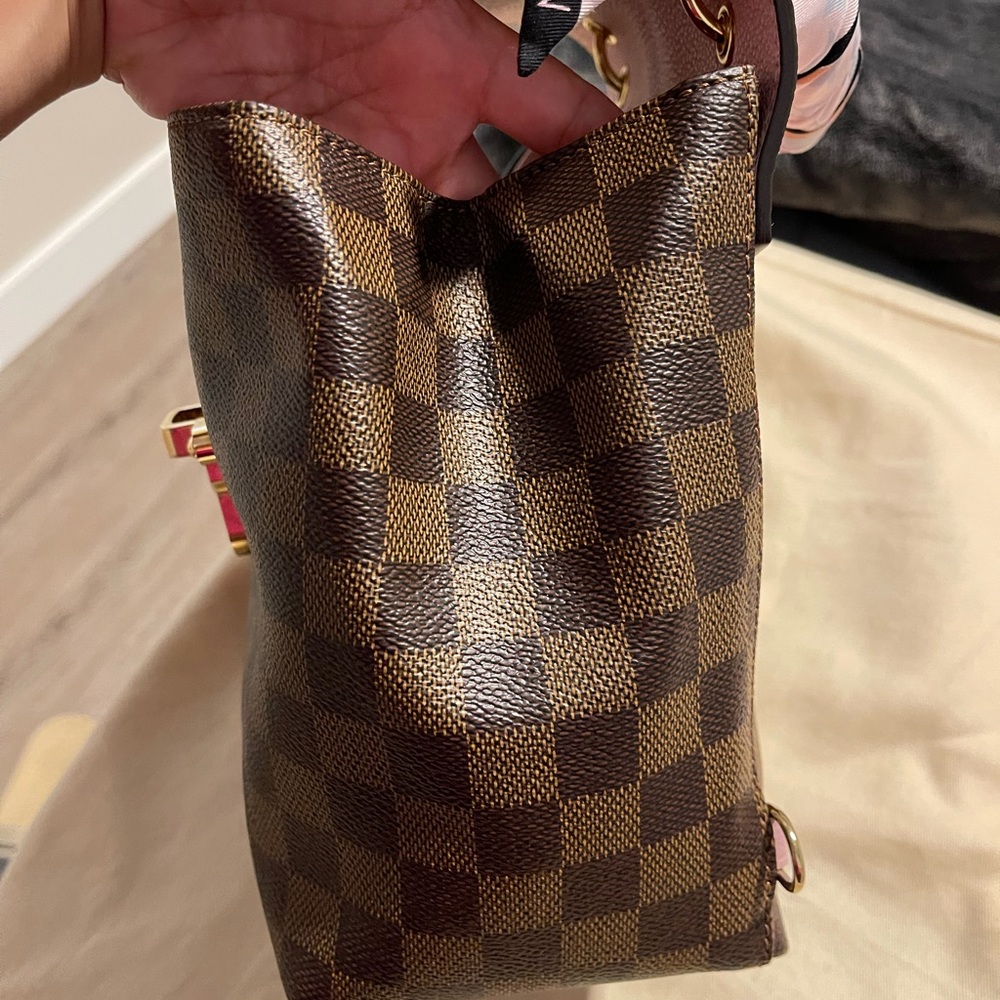 Louis Vuitton - Picture 6 of 11